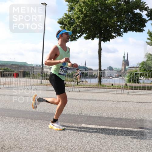 29.06.2025 - hella hamburg halbmarathon Lena Gebhardt http://msf.ph/oto/8289873 29.06.2025 09:46:17 Lombardsbrücke 17826, 1080, 1344, 1889, 1894, 2460, 2525, 3809, 3843, 3955, 4463, 4477, 4812, 5042, 5187, 6169, 6495, 6878, 7055, 7186, 7534, 7845, 7880, 7901, 8062, 8784, 8864, 8956, 9345, 10270, 10298, 10453, 10484, 10865, 10929, 11199, 11230, 11282, 11833, 12189, 12232, 12681, 12987, 13167, 13252, 13343, 13617, 13686, 13754, 13961, 14167, 14276, 14293, 15115, 15391, 15689, 15902, 16065, 16140, 16243, 16507, 16580, 16931, 17213, 17768 meine-sportfotos.de