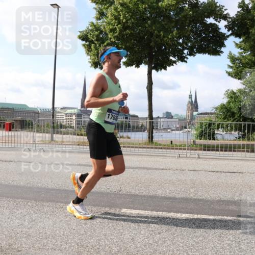 29.06.2025 - hella hamburg halbmarathon Lena Gebhardt http://msf.ph/oto/8289887 29.06.2025 09:46:17 Lombardsbrücke 17826, 1080, 1344, 1889, 1894, 2460, 2525, 3809, 3843, 3955, 4463, 4477, 4812, 5042, 5187, 6169, 6495, 6878, 7055, 7186, 7534, 7845, 7880, 7901, 8062, 8784, 8864, 8956, 9345, 10270, 10298, 10453, 10484, 10865, 10929, 11199, 11230, 11282, 11833, 12189, 12232, 12681, 12987, 13167, 13252, 13343, 13617, 13686, 13754, 13961, 14167, 14276, 14293, 15115, 15391, 15689, 15902, 16065, 16140, 16243, 16507, 16580, 16931, 17213, 17768 meine-sportfotos.de