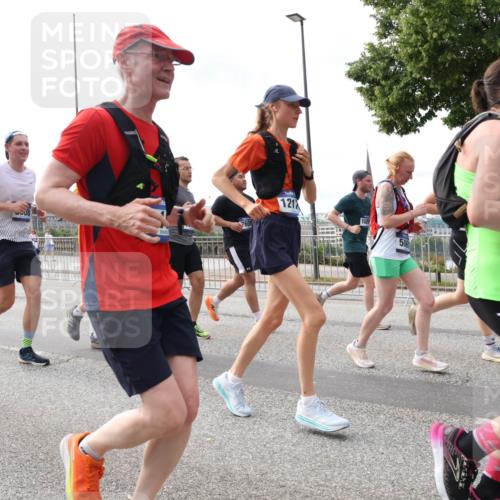29.06.2025 - hella hamburg halbmarathon Lena Gebhardt http://msf.ph/oto/8289904 29.06.2025 10:21:10 Lombardsbrücke 13448, 2, 121, 1629, 506, 1028, 1266, 1658, 2101, 2271, 2325, 2383, 2635, 2815, 2923, 2945, 2956, 2986, 3122, 3161, 3247, 3453, 3813, 3817, 4082, 4350, 5041, 5061, 5373, 5395, 5493, 5767, 6275, 6308, 6608, 6844, 7228, 7375, 7522, 7553, 7608, 7781, 8095, 8113, 8724, 8726, 8844, 8940, 9005, 9011, 9100, 9108, 9236, 9501, 9624, 9981, 10050, 10350, 10585, 10602, 11145, 11698, 12175, 12694, 12844, 13057, 13508 meine-sportfotos.de