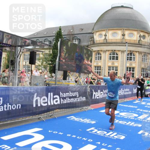 29.06.2025 - hella hamburg halbmarathon Michael Strokosch http://msf.ph/oto/8289954 29.06.2025 10:56:07 Ziel 1180, 3042, 3058, 4594, 4813, 5570, 7594, 12545, 14867, 15184, 16176, 17640, 17642, 18212 meine-sportfotos.de