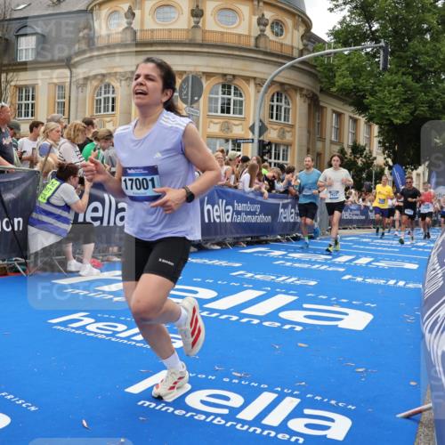 29.06.2025 - hella hamburg halbmarathon Strokosch-Dieckow http://msf.ph/oto/8289972 29.06.2025 10:49:38 Ziel 2504, 2516, 2592, 2596, 2706, 2889, 2937, 3060, 3543, 5705, 5894, 5978, 6115, 6125, 7332, 9038, 9463, 9551, 9619, 9649, 9723, 9924, 11340, 11679, 11977, 13159, 13233, 14562, 14794, 15392, 15857, 16114, 16592, 16738, 16843, 16877, 17001, 17282, 17753, 18058, 18451, 18926 meine-sportfotos.de