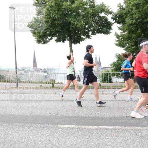 29.06.2025 - hella hamburg halbmarathon Lena Gebhardt http://msf.ph/oto/8289980 29.06.2025 10:55:42 Lombardsbrücke 1616, 1873, 1917, 2793, 3101, 3115, 3157, 3244, 3577, 4265, 4470, 4628, 4896, 5040, 5220, 5222, 5483, 5487, 5575, 6055, 6056, 6113, 6257, 6594, 7516, 7548, 7680, 7969, 8110, 8527, 8532, 8533, 8626, 8648, 9548, 9614, 9618, 9857, 9858, 9861, 9865, 9956, 10094, 10436, 10438, 10449, 10559, 10593, 10885, 11109, 11903, 11962, 11963, 12695, 12902, 13098, 13230, 14727, 15152, 15160, 16385 meine-sportfotos.de