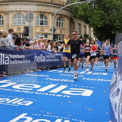 29.06.2025 - hella hamburg halbmarathon Strokosch-Dieckow http://msf.ph/oto/8289999 29.06.2025 10:49:40 Ziel 2504, 2516, 2706, 2889, 2937, 3060, 3543, 5705, 5894, 5978, 6115, 6125, 7332, 9038, 9463, 9551, 9619, 9649, 9723, 9924, 11679, 11975, 11977, 13159, 14562, 14794, 15392, 16738, 16843, 16877, 17001, 17282, 17753, 18058, 18451, 18926 meine-sportfotos.de
