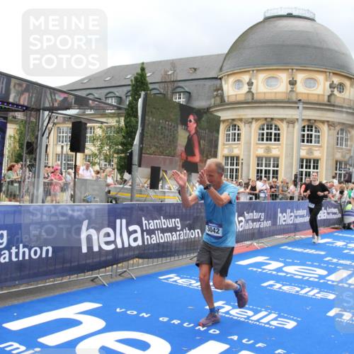 29.06.2025 - hella hamburg halbmarathon Michael Strokosch http://msf.ph/oto/8290019 29.06.2025 10:56:07 Ziel 1180, 3042, 3058, 4594, 4813, 5570, 7594, 12545, 14867, 15184, 16176, 17640, 17642, 18212 meine-sportfotos.de