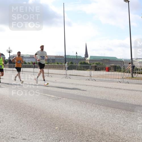 29.06.2025 - hella hamburg halbmarathon Lena Gebhardt http://msf.ph/oto/8290033 29.06.2025 09:46:18 Lombardsbrücke 7901, 8784, 13617, 1080, 1344, 1889, 1894, 2460, 2525, 3809, 3843, 3955, 4463, 4477, 4812, 5042, 6169, 6495, 6878, 7055, 7186, 7534, 7845, 7880, 7901, 8062, 8784, 8864, 8956, 9345, 10270, 10298, 10453, 10484, 10865, 10929, 11199, 11230, 11282, 11833, 12189, 12681, 12987, 13167, 13252, 13343, 13617, 13686, 13754, 13961, 14167, 14276, 14293, 15115, 15391, 15689, 15902, 16065, 16140, 16243, 16507, 16580, 16931, 17213, 17768 meine-sportfotos.de