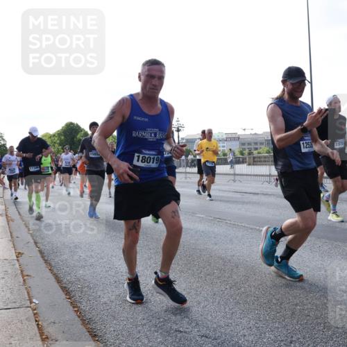 29.06.2025 - hella hamburg halbmarathon Lena Gebhardt http://msf.ph/oto/8290044 29.06.2025 09:58:42 Lombardsbrücke 17346, 15854, 18019, 7716, 125, 1572, 13465, 1190, 1285, 1410, 1485, 1727, 1815, 1946, 1951, 2029, 2034, 2518, 2656, 2840, 2883, 2907, 3041, 3097, 3334, 3819, 3859, 3952, 4120, 4152, 4167, 4903, 5077, 5084, 5093, 5259, 5378, 5721, 5894, 6272, 6294, 6433, 6592, 6629, 6657, 6759, 6877, 6897, 7082, 7369, 7716, 7732, 7856, 7896, 8068, 8154, 8311, 8322, 8393, 8590, 8639, 8721, 8825, 9012, 9057, 9562, 9655, 9656, 9727, 9770, 10084, 10488 meine-sportfotos.de