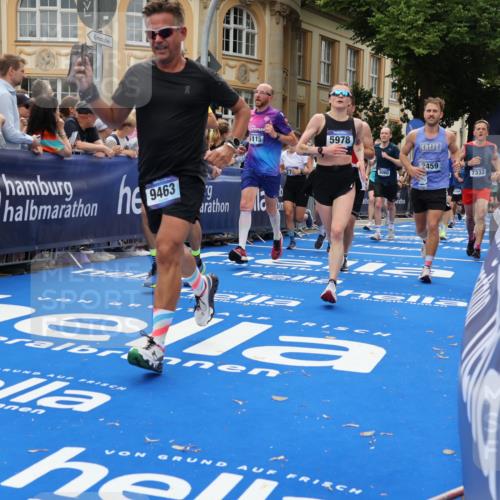 29.06.2025 - hella hamburg halbmarathon Strokosch-Dieckow http://msf.ph/oto/8290049 29.06.2025 10:49:41 Ziel 2504, 2706, 2937, 3060, 3543, 5894, 5978, 6115, 6125, 7332, 9038, 9463, 9551, 9619, 9649, 9723, 9924, 11679, 11975, 11977, 13159, 14794, 15392, 16843, 16877, 17001, 17282, 17753, 18058, 18451, 18926 meine-sportfotos.de