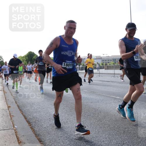 29.06.2025 - hella hamburg halbmarathon Lena Gebhardt http://msf.ph/oto/8290089 29.06.2025 09:58:42 Lombardsbrücke 2803, 17346, 15854, 18019, 7716, 13465, 12526, 1190, 1285, 1410, 1485, 1727, 1815, 1946, 1951, 2029, 2034, 2518, 2656, 2840, 2883, 2907, 3041, 3097, 3334, 3819, 3859, 3952, 4120, 4152, 4167, 4903, 5077, 5084, 5093, 5259, 5378, 5721, 5894, 6272, 6294, 6433, 6592, 6629, 6657, 6759, 6877, 6897, 7082, 7369, 7716, 7732, 7856, 7896, 8068, 8154, 8311, 8322, 8393, 8590, 8639, 8721, 8825, 9012, 9057, 9562, 9655, 9656, 9727, 9770, 10084, 10488 meine-sportfotos.de