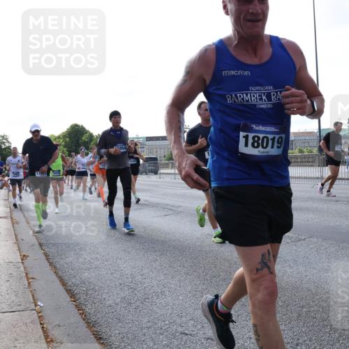 29.06.2025 - hella hamburg halbmarathon Lena Gebhardt http://msf.ph/oto/8290138 29.06.2025 09:58:43 Lombardsbrücke 2883, 16470, 5854, 1769, 8268, 18019, 1190, 1285, 1410, 1485, 1715, 1719, 1727, 1815, 1946, 1951, 2029, 2034, 2518, 2656, 2840, 2883, 2907, 3037, 3041, 3097, 3334, 3819, 3859, 3952, 4120, 4152, 4167, 4903, 5077, 5084, 5093, 5259, 5378, 5721, 5894, 6272, 6294, 6433, 6592, 6629, 6657, 6759, 6877, 6897, 7082, 7369, 7716, 7732, 7856, 7896, 8068, 8154, 8311, 8322, 8393, 8590, 8639, 8721, 8798, 8825, 9012, 9057, 9562, 9655, 9656, 9727, 9770, 10084, 10488 meine-sportfotos.de