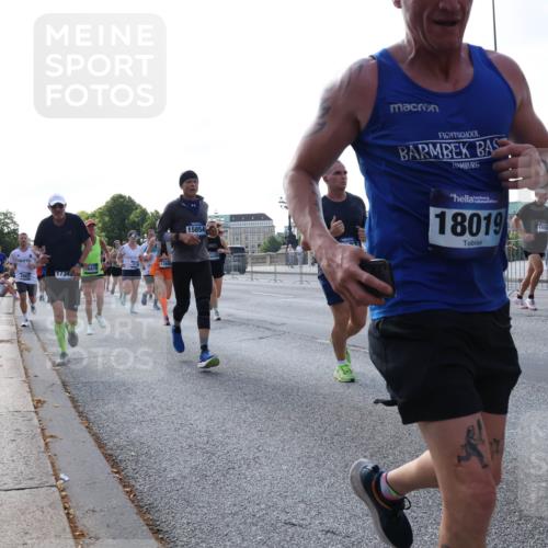 29.06.2025 - hella hamburg halbmarathon Lena Gebhardt http://msf.ph/oto/8290184 29.06.2025 09:58:43 Lombardsbrücke 16470, 17698, 17343, 15854, 18019, 1190, 1285, 1410, 1485, 1715, 1719, 1727, 1815, 1946, 1951, 2029, 2034, 2518, 2656, 2840, 2883, 2907, 3037, 3041, 3097, 3334, 3819, 3859, 3952, 4120, 4152, 4167, 4903, 5077, 5084, 5093, 5259, 5378, 5721, 5894, 6272, 6294, 6433, 6592, 6629, 6657, 6759, 6877, 6897, 7082, 7369, 7716, 7732, 7856, 7896, 8068, 8154, 8311, 8322, 8393, 8590, 8639, 8721, 8798, 8825, 9012, 9057, 9562, 9655, 9656, 9727, 9770, 10084, 10488 meine-sportfotos.de