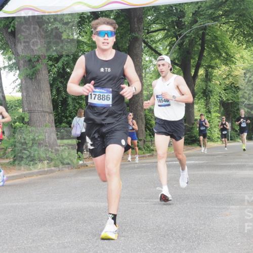 29.06.2025 - hella hamburg halbmarathon KatJ http://msf.ph/oto/8290187 29.06.2025 10:12:36 Zwischen KM18-KM19  meine-sportfotos.de