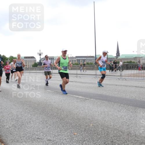 29.06.2025 - hella hamburg halbmarathon Lena Gebhardt http://msf.ph/oto/8290209 29.06.2025 10:46:40 Lombardsbrücke 1073, 1286, 1363, 1371, 1375, 1429, 1465, 1532, 1608, 1720, 1837, 1999, 2162, 2211, 2320, 2500, 2697, 2981, 3277, 3406, 3407, 3469, 3734, 3823, 4119, 4202, 4296, 4342, 4355, 4448, 4604, 5697, 5700, 5854, 5953, 6068, 6124, 6161, 6740, 7303, 7364, 7368, 7374, 7412, 7767, 7827, 7960, 7983, 8047, 8477, 8486, 8551, 8553, 8700, 9129, 9337, 9691, 10153, 10230, 11361, 11910, 12298, 12333, 12507, 12522, 13969, 14261, 15852, 16882, 16987 meine-sportfotos.de