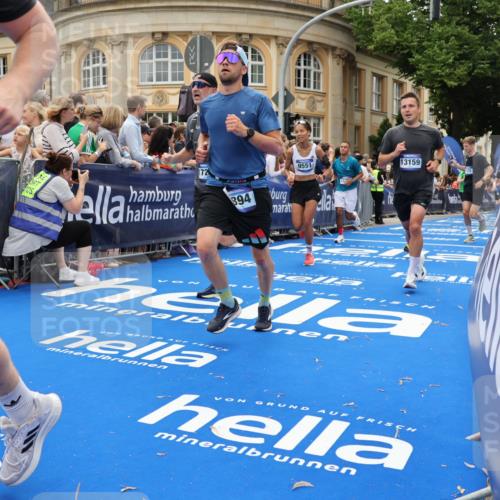 29.06.2025 - hella hamburg halbmarathon Strokosch-Dieckow http://msf.ph/oto/8290256 29.06.2025 10:49:46 Ziel 2706, 3060, 3543, 4017, 5460, 5894, 6115, 6125, 7332, 8455, 9126, 9200, 9551, 9597, 9619, 9723, 9924, 11975, 13159, 13463, 14794, 16800, 16843, 16877, 17282, 17753, 18058, 18451, 18926, 19109, 19122 meine-sportfotos.de