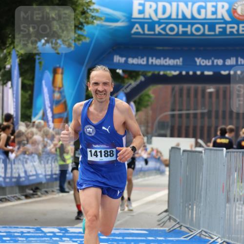 29.06.2025 - hella hamburg halbmarathon Strokosch-Dieckow http://msf.ph/oto/8290304 29.06.2025 10:19:54 Ziel 9255, 14188, 18848 meine-sportfotos.de