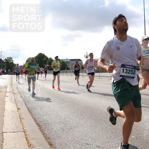 29.06.2025 - hella hamburg halbmarathon Lena Gebhardt http://msf.ph/oto/8290327 29.06.2025 09:46:20 Lombardsbrücke 16140, 7534, 18422, 2023, 13252, 593, 16065, 1080, 1344, 1889, 1894, 2460, 2525, 3809, 3843, 3955, 4463, 4477, 4812, 5042, 6169, 6495, 7055, 7186, 7534, 7845, 7880, 7901, 8062, 8784, 8864, 8956, 9345, 10298, 10453, 10865, 10929, 11199, 11230, 11282, 11304, 11661, 11833, 12189, 12681, 12987, 13167, 13252, 13617, 13754, 13961, 14167, 14276, 14293, 15115, 15391, 15689, 15902, 16065, 16140, 16243, 16507, 16580, 16811, 16931, 16957, 17213, 17768 meine-sportfotos.de