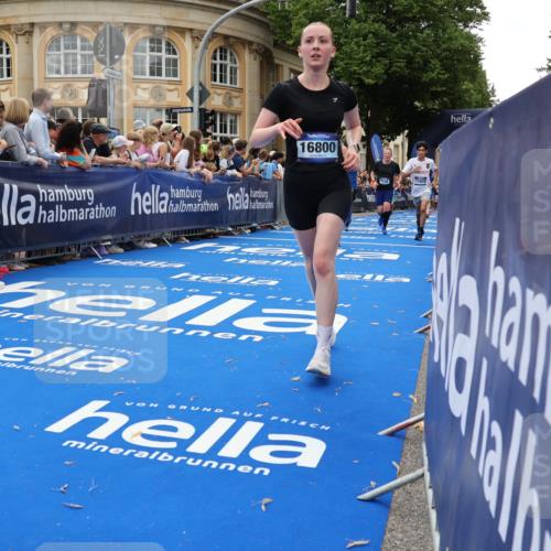 29.06.2025 - hella hamburg halbmarathon Strokosch-Dieckow http://msf.ph/oto/8290353 29.06.2025 10:49:49 Ziel 2540, 3543, 4017, 5460, 5894, 6125, 8454, 8455, 9126, 9200, 9491, 9551, 9597, 9723, 9924, 11975, 12527, 12733, 13159, 13463, 14794, 16716, 16732, 16800, 16877, 16887, 17282, 17753, 18926, 19109, 19122 meine-sportfotos.de