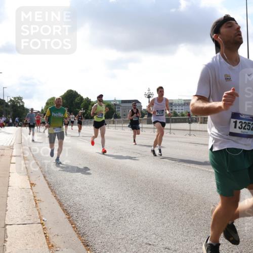29.06.2025 - hella hamburg halbmarathon Lena Gebhardt http://msf.ph/oto/8290357 29.06.2025 09:46:20 Lombardsbrücke 2023, 7534, 13252, 16065, 1080, 1344, 1889, 1894, 2460, 2525, 3809, 3843, 3955, 4463, 4477, 4812, 5042, 6169, 6495, 7055, 7186, 7534, 7845, 7880, 7901, 8062, 8784, 8864, 8956, 9345, 10298, 10453, 10865, 10929, 11199, 11230, 11282, 11304, 11661, 11833, 12189, 12681, 12987, 13167, 13252, 13617, 13754, 13961, 14167, 14276, 14293, 15115, 15391, 15689, 15902, 16065, 16140, 16243, 16507, 16580, 16811, 16931, 16957, 17213, 17768 meine-sportfotos.de