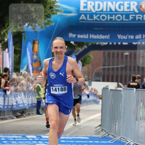 29.06.2025 - hella hamburg halbmarathon Strokosch-Dieckow http://msf.ph/oto/8290363 29.06.2025 10:19:54 Ziel 9255, 14188, 18848 meine-sportfotos.de