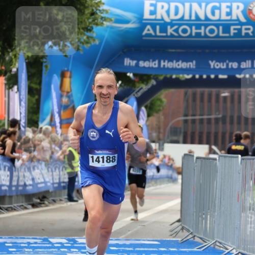 29.06.2025 - hella hamburg halbmarathon Strokosch-Dieckow http://msf.ph/oto/8290405 29.06.2025 10:19:54 Ziel 9255, 14188, 18848 meine-sportfotos.de