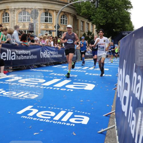 29.06.2025 - hella hamburg halbmarathon Strokosch-Dieckow http://msf.ph/oto/8290408 29.06.2025 10:49:51 Ziel 2540, 3692, 3852, 4017, 5460, 6125, 8454, 8455, 9126, 9200, 9491, 9551, 9597, 9723, 9924, 11975, 12527, 12733, 13159, 13463, 14794, 16716, 16732, 16800, 16887, 17753, 19109, 19122 meine-sportfotos.de
