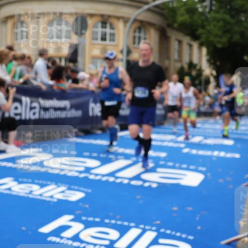 29.06.2025 - hella hamburg halbmarathon Strokosch-Dieckow http://msf.ph/oto/8290434 29.06.2025 10:49:52 Ziel 2540, 3692, 3852, 4017, 5460, 6125, 7100, 8454, 8455, 9126, 9200, 9213, 9491, 9597, 9924, 11975, 12271, 12527, 12733, 13463, 16716, 16732, 16800, 16887, 17753, 19109, 19112, 19122 meine-sportfotos.de