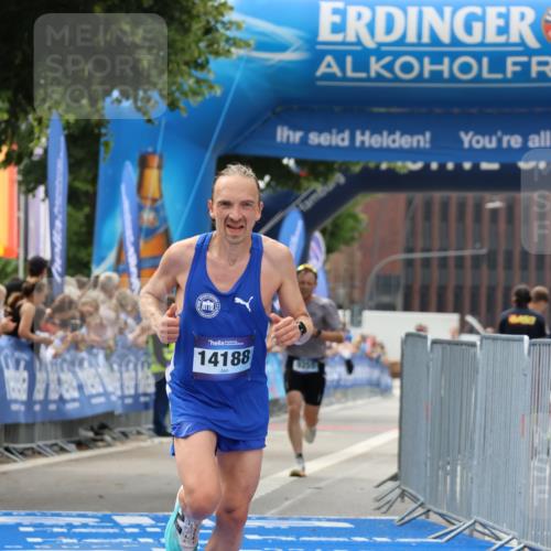29.06.2025 - hella hamburg halbmarathon Strokosch-Dieckow http://msf.ph/oto/8290440 29.06.2025 10:19:54 Ziel 9255, 14188, 18848 meine-sportfotos.de