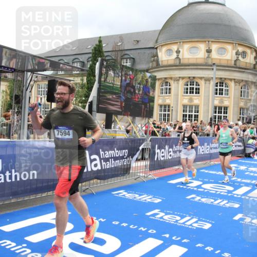 29.06.2025 - hella hamburg halbmarathon Michael Strokosch http://msf.ph/oto/8290463 29.06.2025 10:56:11 Ziel 1180, 3058, 4594, 4813, 5492, 5570, 7594, 8330, 8639, 9907, 12545, 14363, 17640, 17642, 18212 meine-sportfotos.de