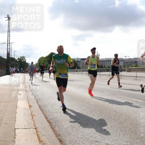 29.06.2025 - hella hamburg halbmarathon Lena Gebhardt http://msf.ph/oto/8290505 29.06.2025 09:46:21 Lombardsbrücke 18422, 16140, 10929, 7534, 1080, 1344, 1889, 1894, 2460, 2525, 3809, 3843, 3955, 4463, 4477, 4812, 4944, 5042, 6169, 6495, 7055, 7186, 7534, 7845, 7880, 7901, 8062, 8784, 8864, 8956, 9345, 10298, 10453, 10865, 10929, 11199, 11230, 11282, 11304, 11661, 11833, 12189, 12681, 12987, 13167, 13252, 13617, 13754, 13961, 14167, 14276, 14293, 15115, 15391, 15689, 15902, 16065, 16140, 16243, 16507, 16580, 16811, 16931, 16957, 17213, 17768 meine-sportfotos.de