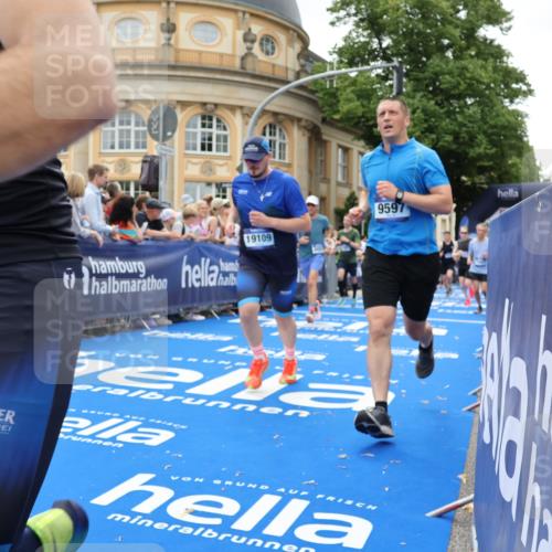 29.06.2025 - hella hamburg halbmarathon Strokosch-Dieckow http://msf.ph/oto/8290513 29.06.2025 10:49:55 Ziel 1321, 2020, 2540, 3692, 3852, 4017, 5460, 7100, 7657, 8454, 8455, 9126, 9200, 9213, 9491, 9597, 12271, 12527, 12733, 13225, 13463, 13758, 16403, 16716, 16732, 16800, 16887, 18884, 19109, 19112, 19122 meine-sportfotos.de