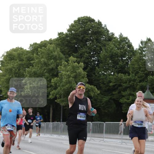 29.06.2025 - hella hamburg halbmarathon Jannik Wohlers http://msf.ph/oto/8290583 29.06.2025 10:04:13 Lombardsbrücke 1213, 1316, 1347, 1377, 1674, 2011, 2463, 2698, 2852, 3994, 4146, 4293, 5869, 6311, 9489, 10100, 10213, 10709, 10834, 10962, 12125, 12924, 13533, 13625, 15532, 16128, 16145, 16753, 16989, 16995, 17113, 17434, 17540, 17569, 17685, 17686, 17763, 18098, 18520, 18525 meine-sportfotos.de