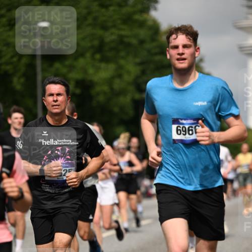 29.06.2025 - hella hamburg halbmarathon Dr. Thomas Lammeyer http://msf.ph/oto/8290632 29.06.2025 10:16:04 Kennedybrücke 1062, 1249, 1790, 1850, 1851, 3182, 3248, 3262, 3746, 3837, 4453, 4499, 5166, 5176, 6822, 6871, 6966, 7370, 7474, 8206, 8207, 9119, 9253, 9254, 9405 meine-sportfotos.de