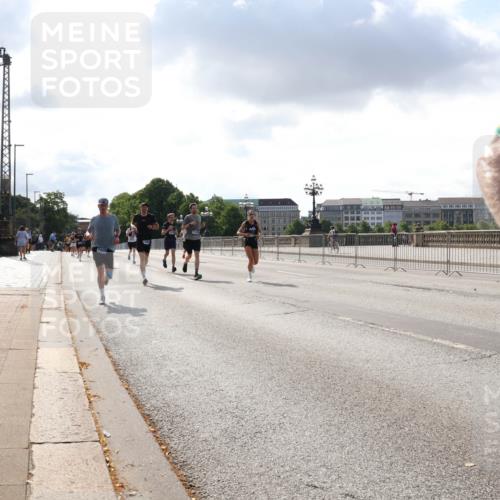 29.06.2025 - hella hamburg halbmarathon Lena Gebhardt http://msf.ph/oto/8290634 29.06.2025 09:46:22 Lombardsbrücke 1029, 1298, 1080, 1344, 1889, 1894, 2460, 2525, 3809, 3843, 3955, 4463, 4477, 4812, 4944, 5042, 6169, 6495, 7055, 7186, 7534, 7845, 7880, 7901, 8062, 8784, 8864, 8956, 9345, 10298, 10453, 10865, 10929, 11199, 11230, 11282, 11304, 11661, 11833, 12189, 12681, 12987, 13167, 13252, 13617, 13754, 13961, 14167, 14276, 14293, 15115, 15391, 15689, 15902, 16065, 16140, 16243, 16507, 16580, 16811, 16931, 16957, 17213, 17768 meine-sportfotos.de