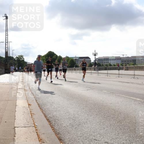 29.06.2025 - hella hamburg halbmarathon Lena Gebhardt http://msf.ph/oto/8290675 29.06.2025 09:46:22 Lombardsbrücke 11230, 1080, 1344, 1889, 1894, 2460, 2525, 3809, 3843, 3955, 4463, 4477, 4812, 4944, 5042, 6169, 6495, 7055, 7186, 7534, 7845, 7880, 7901, 8062, 8784, 8864, 8956, 9345, 10298, 10453, 10865, 10929, 11199, 11230, 11282, 11304, 11661, 11833, 12189, 12681, 12987, 13167, 13252, 13617, 13754, 13961, 14167, 14276, 14293, 15115, 15391, 15689, 15902, 16065, 16140, 16243, 16507, 16580, 16811, 16931, 16957, 17213, 17768 meine-sportfotos.de
