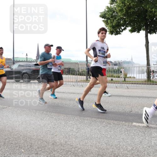 29.06.2025 - hella hamburg halbmarathon Lena Gebhardt http://msf.ph/oto/8290692 29.06.2025 10:21:14 Lombardsbrücke 108, 9, 2986, 12561, 11698, 8726, 1028, 1266, 1401, 1658, 2271, 2383, 2635, 2815, 2923, 2945, 2956, 2986, 3122, 3161, 3247, 3453, 3813, 3817, 3825, 3826, 4082, 4350, 4786, 5041, 5061, 5373, 5395, 5493, 5767, 6103, 6275, 6308, 6608, 6844, 7228, 7375, 7522, 7553, 7608, 7781, 8095, 8113, 8724, 8726, 8844, 9005, 9011, 9100, 9108, 9236, 9499, 9501, 9624, 9981, 10350, 10374, 10585, 10602, 11145, 11698, 12175, 12694, 12844, 13057, 13508 meine-sportfotos.de