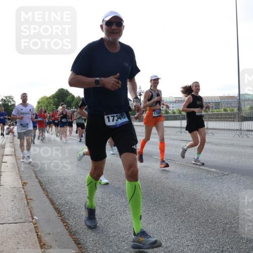29.06.2025 - hella hamburg halbmarathon Lena Gebhardt http://msf.ph/oto/8290703 29.06.2025 09:58:44 Lombardsbrücke 2883, 17346, 1190, 1285, 1410, 1485, 1715, 1719, 1727, 1815, 1946, 1951, 2029, 2034, 2518, 2656, 2840, 2883, 2907, 3037, 3041, 3097, 3334, 3819, 3859, 3952, 4120, 4152, 4167, 4903, 5077, 5084, 5093, 5259, 5378, 5721, 5894, 6272, 6294, 6433, 6592, 6629, 6657, 6759, 6877, 6897, 7082, 7369, 7716, 7732, 7856, 7896, 8068, 8154, 8311, 8322, 8393, 8590, 8639, 8721, 8798, 8825, 9012, 9057, 9562, 9655, 9656, 9727, 9770, 10084, 10488 meine-sportfotos.de