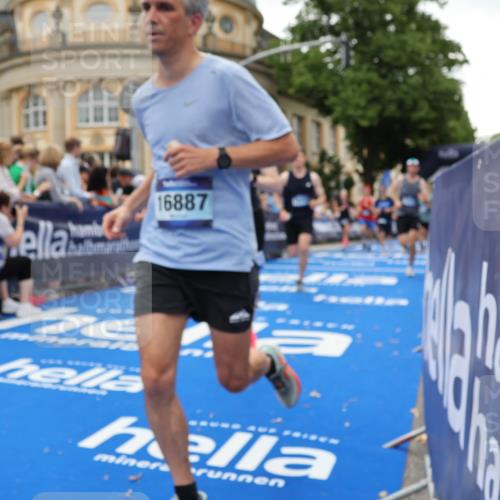 29.06.2025 - hella hamburg halbmarathon Strokosch-Dieckow http://msf.ph/oto/8290710 29.06.2025 10:49:58 Ziel 1216, 1321, 2020, 2540, 3692, 3852, 7100, 7657, 8454, 8455, 9031, 9213, 9303, 9491, 9597, 9965, 12271, 12527, 12733, 13225, 13758, 16403, 16716, 16732, 16887, 18884, 19109, 19112 meine-sportfotos.de