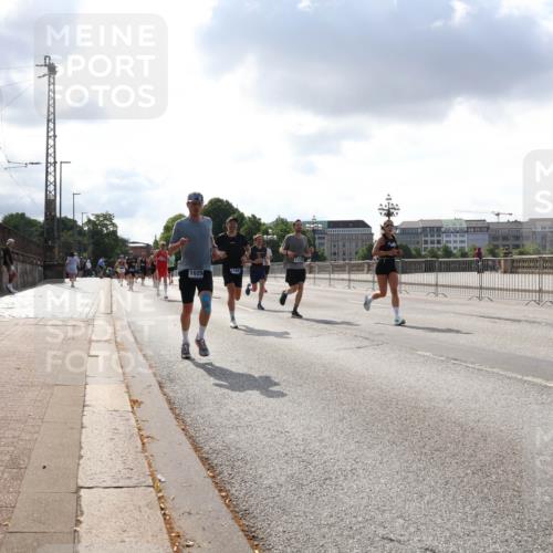 29.06.2025 - hella hamburg halbmarathon Lena Gebhardt http://msf.ph/oto/8290724 29.06.2025 09:46:23 Lombardsbrücke 1298, 1029, 1080, 1344, 1889, 1894, 2460, 2525, 3809, 3843, 3955, 4463, 4477, 4812, 4944, 5042, 5048, 6169, 6495, 7055, 7186, 7534, 7845, 7880, 7901, 8062, 8784, 8864, 8956, 9345, 10298, 10453, 10865, 10929, 11199, 11230, 11282, 11304, 11661, 11833, 12189, 12681, 12987, 13167, 13252, 13617, 13754, 13961, 14167, 14276, 14293, 15115, 15391, 15689, 15902, 16065, 16140, 16243, 16507, 16580, 16811, 16931, 16957, 17213, 17768 meine-sportfotos.de