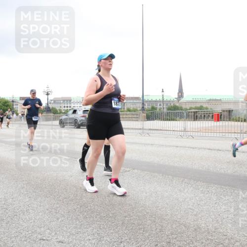 29.06.2025 - hella hamburg halbmarathon Lena Gebhardt http://msf.ph/oto/8290752 29.06.2025 10:55:47 Lombardsbrücke 3244, 17392, 187, 130, 1616, 1873, 1917, 2793, 3101, 3115, 3157, 3244, 3268, 3577, 4265, 4470, 4473, 4628, 4896, 5040, 5220, 5222, 5306, 5483, 5487, 5575, 5994, 6055, 6056, 6113, 6257, 6494, 6594, 7516, 7548, 7616, 7680, 7969, 8110, 8527, 8532, 8533, 8626, 8648, 9548, 9614, 9618, 9838, 9857, 9858, 9861, 9865, 9956, 10094, 10436, 10438, 10449, 10559, 10593, 10640, 10885, 11109, 11903, 11962, 11963, 12695, 12902, 14727, 16385 meine-sportfotos.de