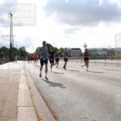 29.06.2025 - hella hamburg halbmarathon Lena Gebhardt http://msf.ph/oto/8290762 29.06.2025 09:46:23 Lombardsbrücke 1029, 1290, 11230, 1080, 1344, 1889, 1894, 2460, 2525, 3809, 3843, 3955, 4463, 4477, 4812, 4944, 5042, 5048, 6169, 6495, 7055, 7186, 7534, 7845, 7880, 7901, 8062, 8784, 8864, 8956, 9345, 10298, 10453, 10865, 10929, 11199, 11230, 11282, 11304, 11661, 11833, 12189, 12681, 12987, 13167, 13252, 13617, 13754, 13961, 14167, 14276, 14293, 15115, 15391, 15689, 15902, 16065, 16140, 16243, 16507, 16580, 16811, 16931, 16957, 17213, 17768 meine-sportfotos.de