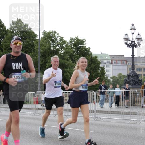 29.06.2025 - hella hamburg halbmarathon Jannik Wohlers http://msf.ph/oto/8290771 29.06.2025 10:04:14 Lombardsbrücke 1213, 1316, 1347, 1377, 2011, 2463, 2698, 2852, 3994, 4146, 4293, 5869, 6311, 8049, 9489, 10100, 10213, 10709, 10834, 12125, 12924, 13533, 13625, 15532, 16128, 16145, 16753, 16995, 17113, 17434, 17540, 17569, 17685, 17686, 18520, 18525 meine-sportfotos.de