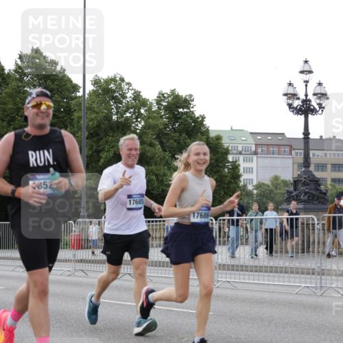 29.06.2025 - hella hamburg halbmarathon Jannik Wohlers http://msf.ph/oto/8290782 29.06.2025 10:04:14 Lombardsbrücke 1213, 1316, 1347, 1377, 2011, 2463, 2698, 2852, 3994, 4146, 4293, 5869, 6311, 8049, 9489, 10100, 10213, 10709, 10834, 12125, 12924, 13533, 13625, 15532, 16128, 16145, 16753, 16995, 17113, 17434, 17540, 17569, 17685, 17686, 18520, 18525 meine-sportfotos.de