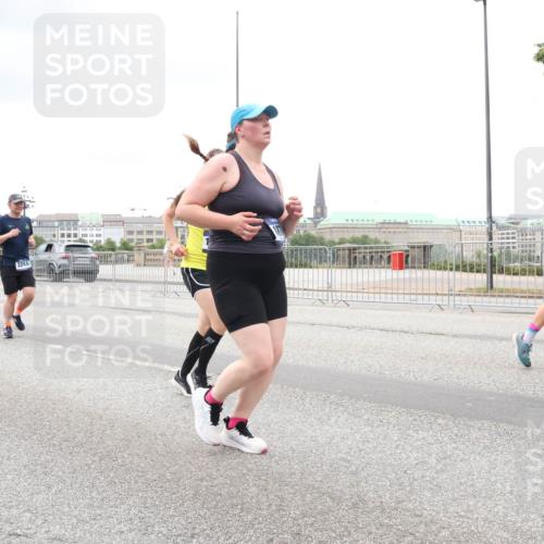 29.06.2025 - hella hamburg halbmarathon Lena Gebhardt http://msf.ph/oto/8290786 29.06.2025 10:55:47 Lombardsbrücke 1616, 1873, 1917, 2793, 3101, 3115, 3157, 3244, 3268, 3577, 4265, 4470, 4473, 4628, 4896, 5040, 5220, 5222, 5306, 5483, 5487, 5575, 5994, 6055, 6056, 6113, 6257, 6494, 6594, 7516, 7548, 7616, 7680, 7969, 8110, 8527, 8532, 8533, 8626, 8648, 9548, 9614, 9618, 9838, 9857, 9858, 9861, 9865, 9956, 10094, 10436, 10438, 10449, 10559, 10593, 10640, 10885, 11109, 11903, 11962, 11963, 12695, 12902, 14727, 16385 meine-sportfotos.de