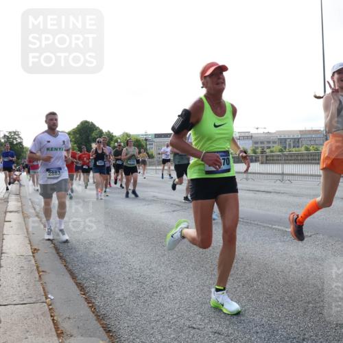 29.06.2025 - hella hamburg halbmarathon Lena Gebhardt http://msf.ph/oto/8290798 29.06.2025 09:58:45 Lombardsbrücke 2883, 5084, 17698, 826, 10724, 70, 1285, 1410, 1485, 1715, 1719, 1727, 1815, 1946, 1951, 2029, 2034, 2518, 2656, 2840, 2883, 2907, 3037, 3041, 3097, 3334, 3819, 3859, 3952, 4120, 4152, 4167, 4903, 5077, 5084, 5259, 5378, 5721, 5894, 6272, 6294, 6433, 6592, 6629, 6657, 6759, 6877, 6897, 7082, 7232, 7369, 7716, 7732, 7856, 8068, 8154, 8311, 8322, 8393, 8590, 8639, 8721, 8798, 8825, 9012, 9057, 9562, 9655, 9656, 9727, 9770, 10084, 10488 meine-sportfotos.de