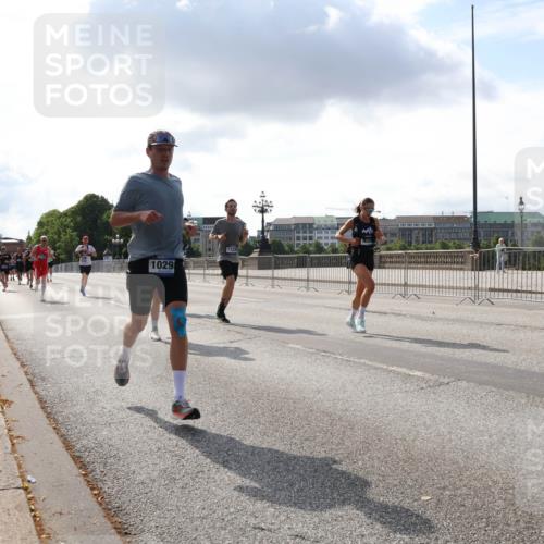 29.06.2025 - hella hamburg halbmarathon Lena Gebhardt http://msf.ph/oto/8290842 29.06.2025 09:46:24 Lombardsbrücke 1029, 11230, 1080, 1344, 1889, 1894, 2460, 2525, 3809, 3843, 3955, 4463, 4477, 4812, 4944, 5042, 5048, 6169, 6495, 6683, 7055, 7186, 7534, 7845, 7901, 8062, 8784, 8864, 8956, 9345, 10298, 10453, 10865, 10929, 11199, 11230, 11282, 11304, 11661, 11833, 12189, 12447, 12681, 12987, 13252, 13617, 13754, 13961, 14167, 14276, 14293, 15115, 15391, 15689, 15902, 16065, 16140, 16243, 16507, 16580, 16811, 16931, 16957, 17213, 17768 meine-sportfotos.de