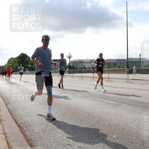 29.06.2025 - hella hamburg halbmarathon Lena Gebhardt http://msf.ph/oto/8290874 29.06.2025 09:46:24 Lombardsbrücke 1029, 11230, 108, 1080, 1344, 1889, 1894, 2460, 2525, 3809, 3843, 3955, 4463, 4477, 4812, 4944, 5042, 5048, 6169, 6495, 6683, 7055, 7186, 7534, 7845, 7901, 8062, 8784, 8864, 8956, 9345, 10298, 10453, 10865, 10929, 11199, 11230, 11282, 11304, 11661, 11833, 12189, 12447, 12681, 12987, 13252, 13617, 13754, 13961, 14167, 14276, 14293, 15115, 15391, 15689, 15902, 16065, 16140, 16243, 16507, 16580, 16811, 16931, 16957, 17213, 17768 meine-sportfotos.de