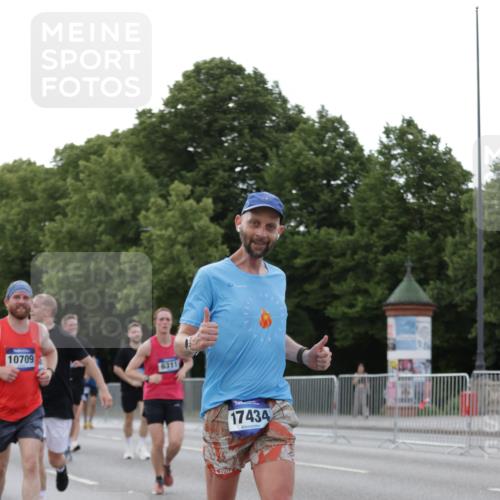 29.06.2025 - hella hamburg halbmarathon Jannik Wohlers http://msf.ph/oto/8290889 29.06.2025 10:04:15 Lombardsbrücke 1213, 1316, 1347, 1377, 2011, 2463, 2698, 2852, 3994, 4146, 4293, 5869, 6311, 8049, 10100, 10709, 10834, 12125, 12924, 13533, 13625, 15532, 16128, 16145, 16753, 16995, 17113, 17434, 17540, 17569, 17685, 17686, 17814, 18520 meine-sportfotos.de