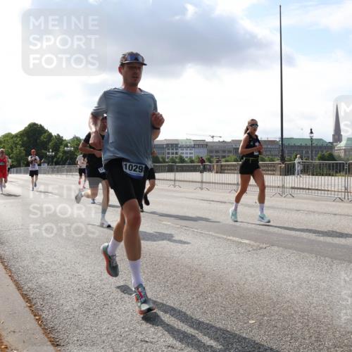 29.06.2025 - hella hamburg halbmarathon Lena Gebhardt http://msf.ph/oto/8290952 29.06.2025 09:46:24 Lombardsbrücke 10298, 1080, 1344, 1889, 1894, 2460, 2525, 3809, 3843, 3955, 4463, 4477, 4812, 4944, 5042, 5048, 6169, 6495, 6683, 7055, 7186, 7534, 7845, 7901, 8062, 8784, 8864, 8956, 9345, 10298, 10453, 10865, 10929, 11199, 11230, 11282, 11304, 11661, 11833, 12189, 12447, 12681, 12987, 13252, 13617, 13754, 13961, 14167, 14276, 14293, 15115, 15391, 15689, 15902, 16065, 16140, 16243, 16507, 16580, 16811, 16931, 16957, 17213, 17768 meine-sportfotos.de