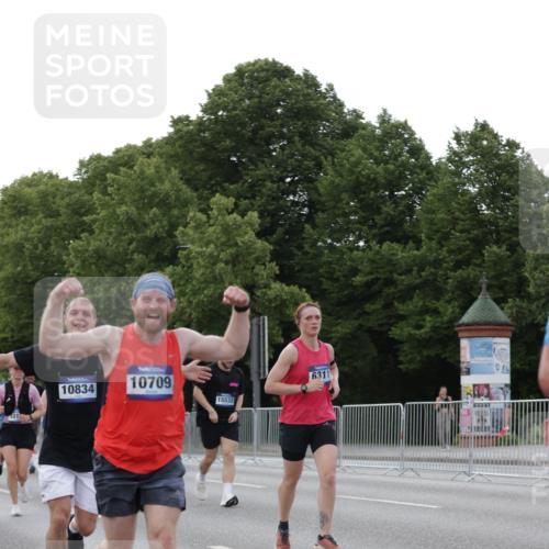 29.06.2025 - hella hamburg halbmarathon Jannik Wohlers http://msf.ph/oto/8290969 29.06.2025 10:04:16 Lombardsbrücke 1213, 1316, 1347, 1377, 2011, 2463, 2628, 2698, 2852, 3994, 4146, 4293, 4538, 5869, 6311, 8049, 10100, 10709, 10834, 12125, 12924, 13533, 13625, 15532, 16128, 16145, 16357, 16995, 17113, 17434, 17540, 17685, 17686, 17814, 18520 meine-sportfotos.de