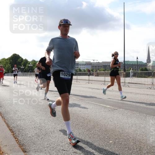 29.06.2025 - hella hamburg halbmarathon Lena Gebhardt http://msf.ph/oto/8290990 29.06.2025 09:46:24 Lombardsbrücke 1029, 1080, 1344, 1889, 1894, 2460, 2525, 3809, 3843, 3955, 4463, 4477, 4812, 4944, 5042, 5048, 6169, 6495, 6683, 7055, 7186, 7534, 7845, 7901, 8062, 8784, 8864, 8956, 9345, 10298, 10453, 10865, 10929, 11199, 11230, 11282, 11304, 11661, 11833, 12189, 12447, 12681, 12987, 13252, 13617, 13754, 13961, 14167, 14276, 14293, 15115, 15391, 15689, 15902, 16065, 16140, 16243, 16507, 16580, 16811, 16931, 16957, 17213, 17768 meine-sportfotos.de