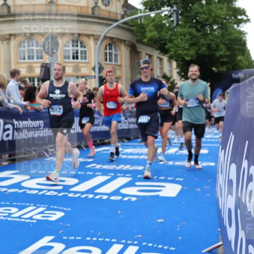 29.06.2025 - hella hamburg halbmarathon Strokosch-Dieckow http://msf.ph/oto/8291026 29.06.2025 10:50:01 Ziel 1216, 1321, 1507, 2020, 2540, 3562, 3692, 3852, 7100, 7657, 8313, 8454, 9031, 9213, 9303, 9491, 9965, 12203, 12271, 12527, 12733, 13225, 13282, 13758, 14257, 16403, 16716, 16732, 16887, 18228, 18657, 18658, 18884, 19112 meine-sportfotos.de